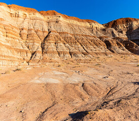 Fototapeta premium Red and White Striped Sandstone Cliffs On The Toadstool Trail, Grand Staircase-Escalante National Monument, Utah, USA