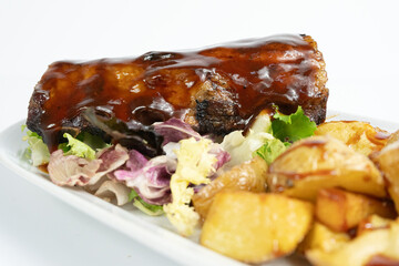 Costilla con salsa barbacoa plato de carne