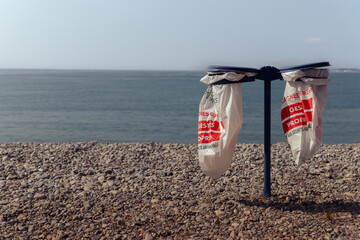 Poubelles pour recevoir des déchets sur une plage de Méditerranée en France