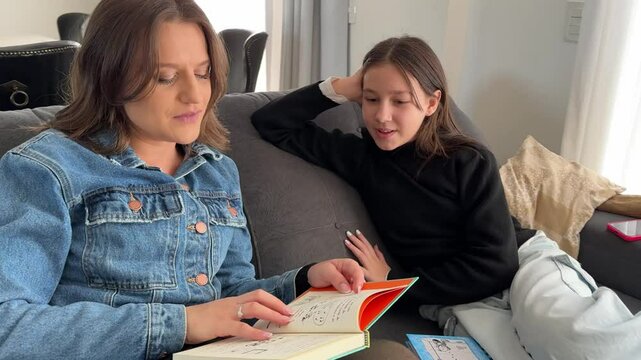 M&atilde;e e filha lendo livro juntas 