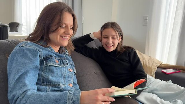 M&atilde;e e filha lendo livro juntas 