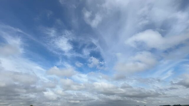 c&eacute;u com nuvens 