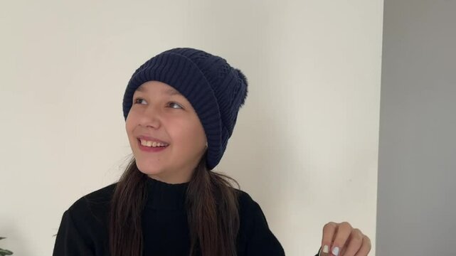 garota feliz sorrindo no inverno 