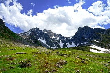 One of the most beautiful paths in the Ka&ccedil;kar Mountains National Park. An experience that starts from Avusor Plateau and offers unique views. &Ccedil;amlıhemşin, Rize, T&uuml;rkiye