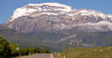 The road leading to the foot of Mount Shahdag.