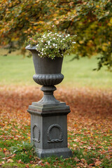 Blumenkübel mit klassizistischem Dekor im herbstlichen Schlossgarten von Lübbenau