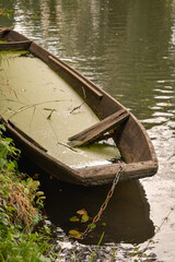 Ein Bild der Vergänglichkeit: verfallener, mit Wasser vollgelaufener Spreewaldkahn am "Bürgerfließ" zwischen Lübbenau und der "Wotschofska"
