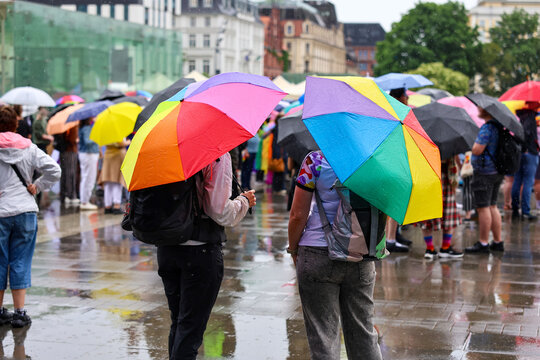 Kolorowy parasol - tęczowa parasolka i para ludzi. 