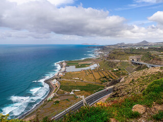 Fototapeta premium Atlantikküste bei San Felipe, Gran Canaria mit Autobahn GC 2