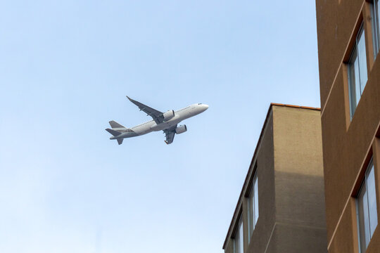 Avion sobre edificios residenciales generando ruido. Contaminaci&oacute;n sonora