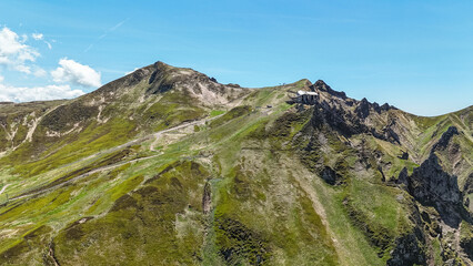 Fototapeta premium Le sommet de la montagne du Puy de Sancy dans le Mont-Dore en Auvergne pendant l'été