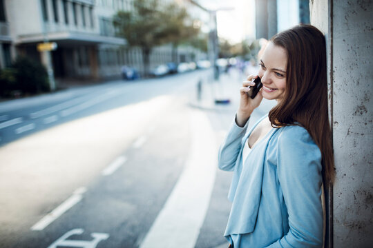 Young woman talking on smart phone in the city