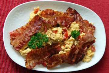 Frisches, saftiges Rührei mit Bacon