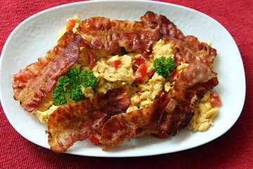 Frisches, saftiges Rührei mit Bacon