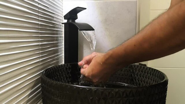 Lavarse las manos despu&eacute;s de orinar y antes