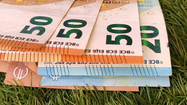 Dinero euro billete al aire 