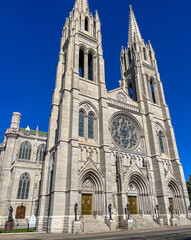 Obraz premium A Timeless Church Facade with intricate stonework and gothic architecture