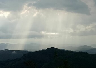 Sonnenstrahlen auf den Berggipfeln