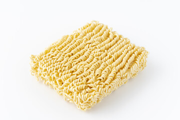 白背景にインスタントラーメンの麺（袋麺）