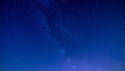 Obraz premium 静かな藍色の夜空に星が瞬くシンプルな背景 Simple Starry Night Sky with Subtle Twinkle on Indigo Gradient Background 