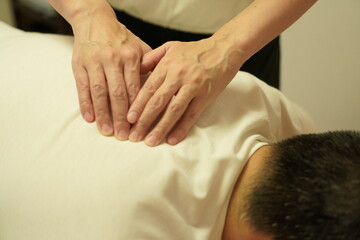 Japanese massage pressing along the scapula with four fingers