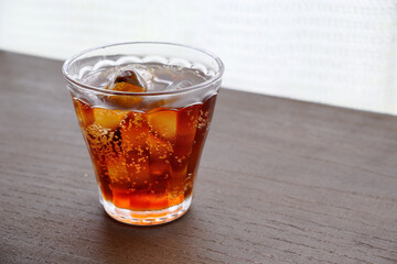 氷の入った炭酸飲料　イメージ