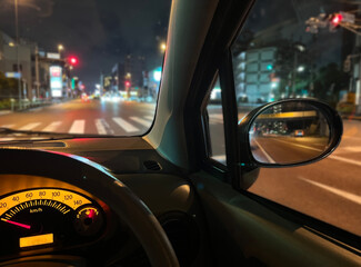 信号待ちのドライブ中の車内