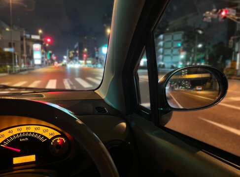 信号待ちのドライブ中の車内
