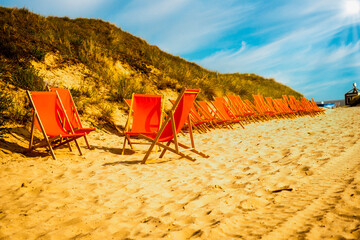 Aufgereihte Liegestühle an der Weissen Düne am Ost-Badestrand, Norderney, Ostfriesische Inseln, Niedersachsen, Deutschland, Europa