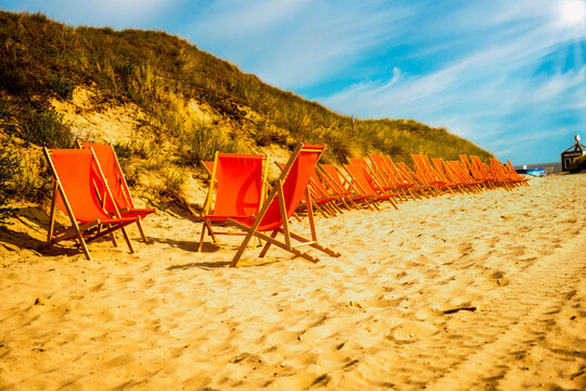 Aufgereihte Liegest&uuml;hle an der Weissen D&uuml;ne am Ost-Badestrand, Norderney, Ostfriesische Inseln, Niedersachsen, Deutschland, Europa