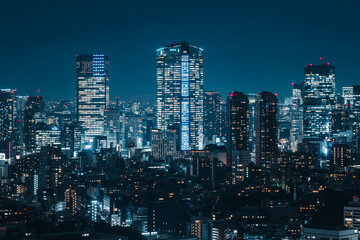 夜の東京都心のビル群