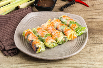 Vietnamese spring roll with prawn and mango