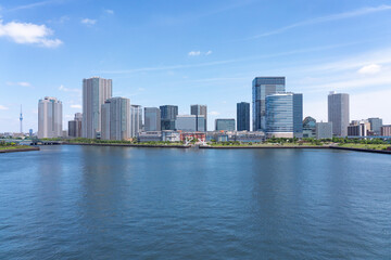 Fototapeta premium 晴れた日の東京・豊洲ぐるり公園