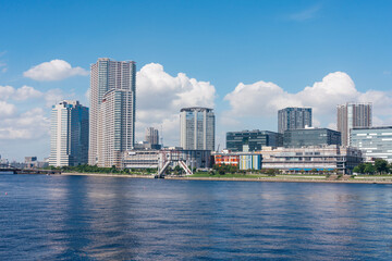 Obraz premium 晴れた日の東京・豊洲ぐるり公園
