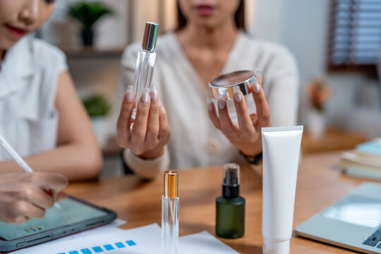 Creating effective cosmetic packaging is essential for marketing and planning successful products. image showcases individuals discussing various cosmetic containers and their designs