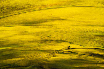 絵の具で描いた黄色と黒色の背景	