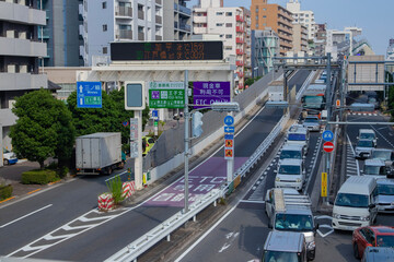 Obraz premium A cityscape of traffic jam at the doorway of the highway in Tokyo