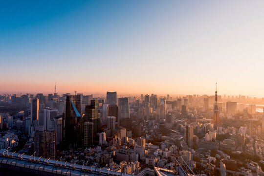 朝日を浴びる東京都心のビル群