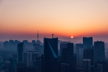 夜明けを迎える東京都心のビル群