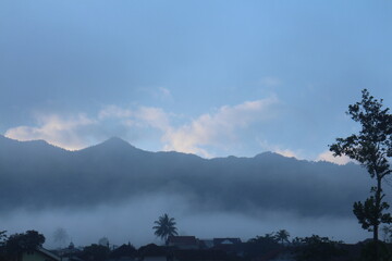 natural scenery, sky, clouds, fog, rice fields, trees and mountains.