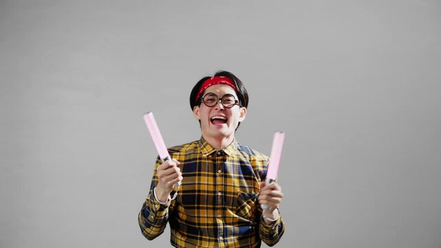 チェック柄の服を着た若い男性