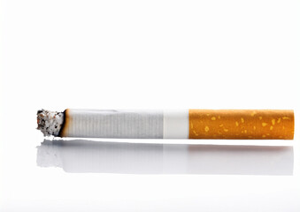 Sigaretta accesasi sfondo bianco