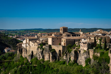 Vista de la ciudad medieval de Cuenca, situada en los acantilados en España.	
