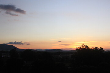 Fototapeta premium sunset in the city with mountain 