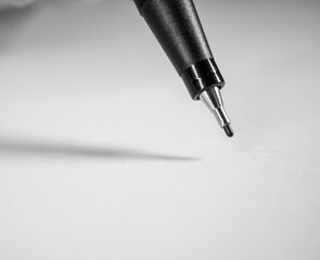 Dlugopis i jego cień na kartce papieru, pisać z bliska 