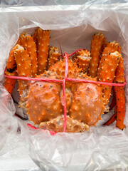 販売準備が整ったプラスチック袋入りの新鮮なカニ