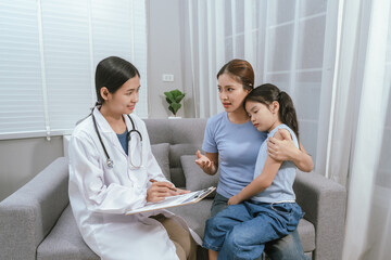 Obraz premium A smiling doctor examines a cute little girl at home, providing gentle care and health advice in a warm atmosphere.