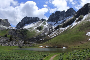 lac de la case d'Oche au printemps, situé au pied de la dent d'Oche  saupoudrée de neige, et du...