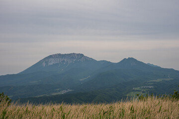 日本の岡山県と鳥取県にまたがる三平山の美しい初夏の風景