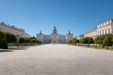 Obraz premium stunning view of royal palace of madrid showcasing its architectural beauty against clean ultrabright background
